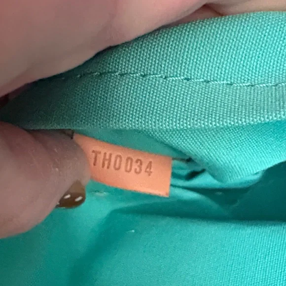 Authentic Vintage 1998 Louis Vuitton Biscayne Bag in Peppermint - Picture 3 of 16